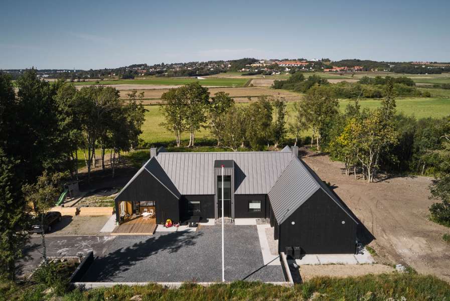 Flag raised for new home with a very popular steel roof, Brådalvej 25, 9210 Aalborg SØ
